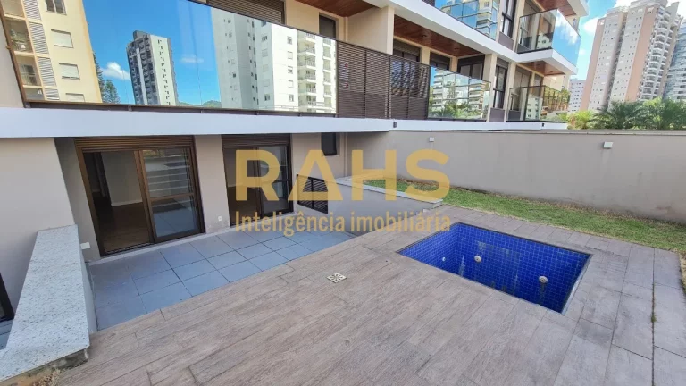 Imagem Amplo giardino no bairro América de Joinville! O Apartamento conta com 3 suítes, 2 salas, 5 banhei...