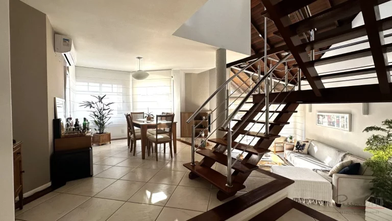 Imagem Esta linda casa em Cacupé tem tudo o que você e sua família procuram. Uma casa ampla, bem constru...
