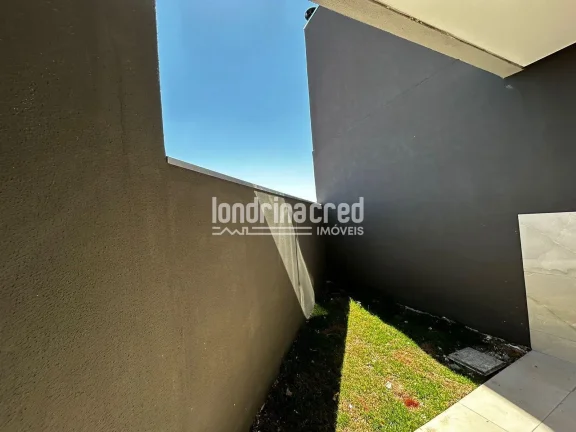 Imagem Sobrado à venda na Zona Oeste de Londrina: 3 suítes, banheiro social, área gourmet, 2 vagas de garagem, 100m² construídos em terreno de 130m²