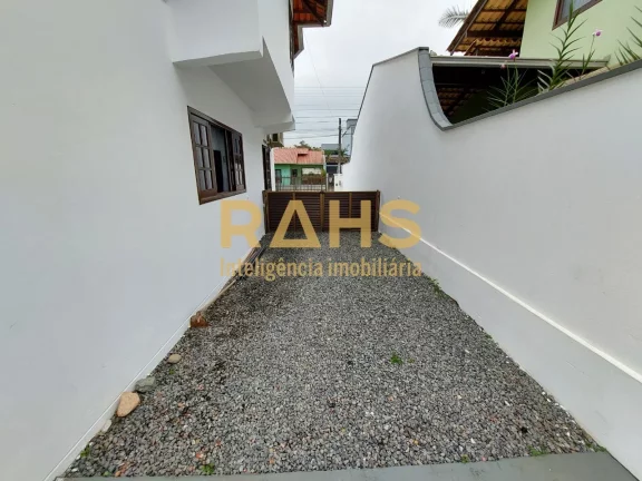 Imagem Lindo sobrado, totalmente averbado, com muito espaço e charme, sua área privativa de 175m² em um ...