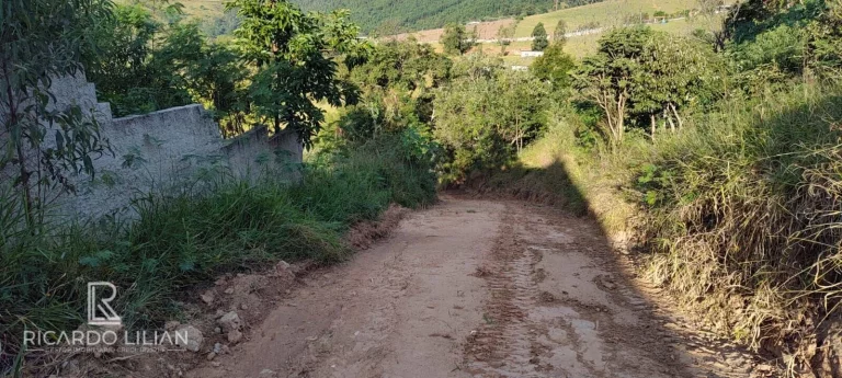 Imagem "Oportunidade única! Terreno em declive com vista deslumbrante e infraestrutura completa em condomínio de chácaras com portaria 24 horas"