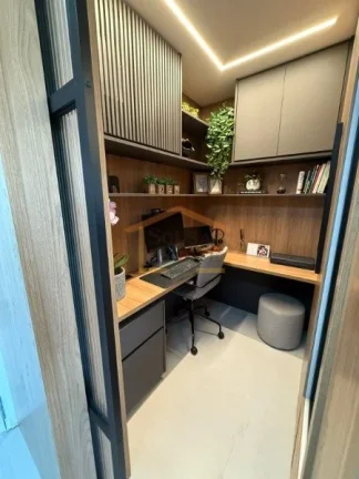 Imagem Apartamento mobiliado com 180 m², 3 dormitórios, sendo 3 suítes, 4 banheiros, 3 vagas e varanda. ...