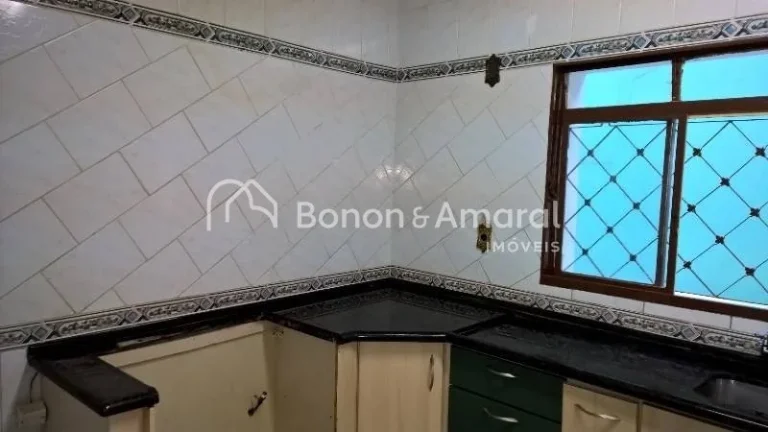 Imagem Sobrado espaçoso com 3 dormitórios, sendo 1 suíte com hidromassagem e closet, além de 2 dormitó...