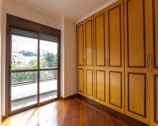 Imagem Apartamento duplex, living com lareira e tacos, terraço, lavabo, escritório, 03 dormitórios sendo...