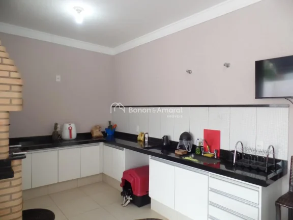 Imagem Excelente casa em condomínio, térrea e com terreno diferenciado (342 m²). 
Muito bem construída ...