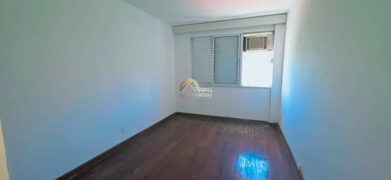 Imagem Um por andar, hall privativo e varanda com fechamento de vidro. Andar alto, vista livre para mar e