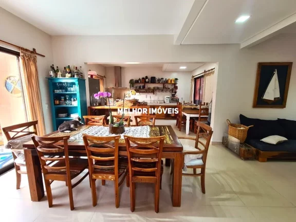 Imagem Casa Duplex á venda com 4 dormitórios localizada na praia Mariscal em Bombinhas.