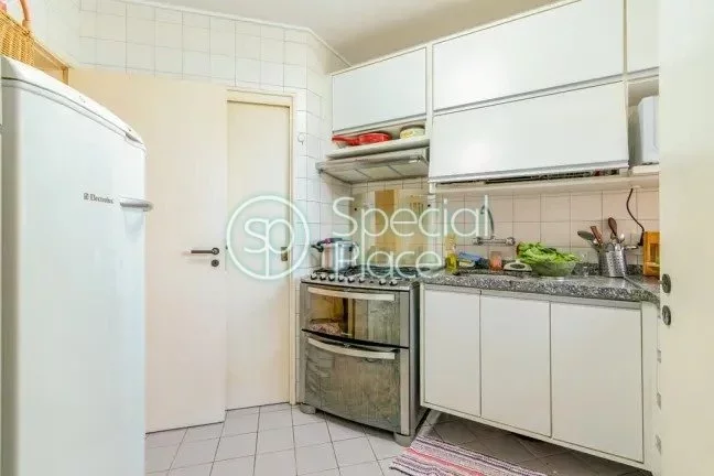 Imagem Apartamento com 3 dormitórios com armários, sendo 1 uma suíte, banheiro, ampla sala de visitas co...