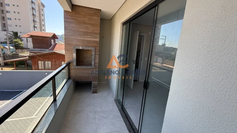 Imagem Apartamento NOVO de dois dormitórios, sendo uma suíte, sacada com churrasqueira e uma vaga de garagem no bairro de Gravatá, em Navegantes -