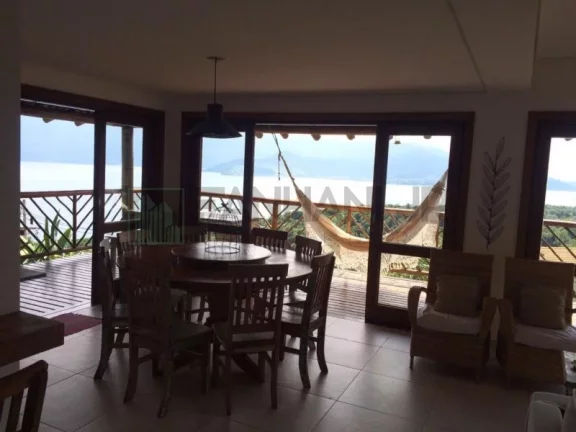 Imagem Venha se encantar com esta deslumbrante casa localizada no exclusivo Condomínio Yacamim, em Ilhabela, que oferece uma vista espetacular para o mar. E