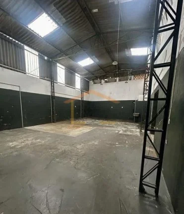Imagem GalpÃ£o comercial reformado, 216mÂ² de Ã¡rea Ãºtil, com mezanino superior para escritÃ³rio, instalaÃ...