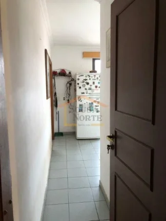 Imagem Apartamento com 5 dormitórios, sendo 3 suítes, 3 banheiros e 1 lavabo. Conta com armários na cozi...