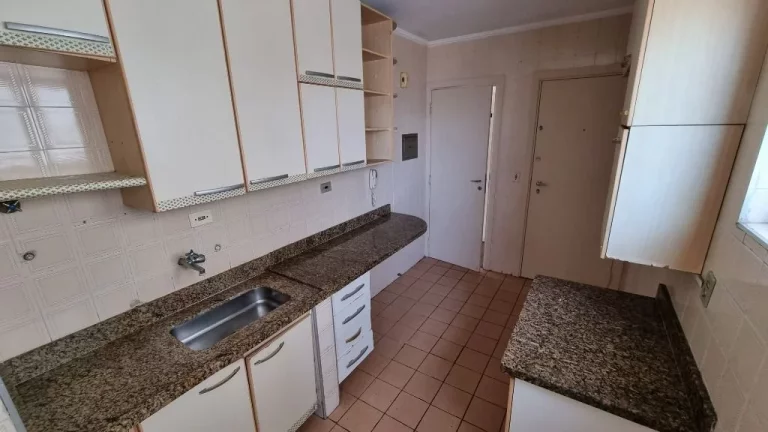 Imagem PITANGUEIRAS- AMPLO APARTAMENTO COM 2 DORMITÓRIOS + 3º DORMITÓRIO REVERSÍVEL , 02 VAGAS DE GARAGEM NO PRÉDIO.
