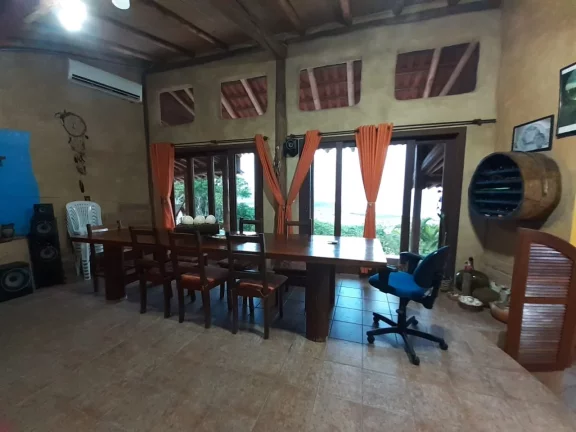 Imagem Imperdível casa à venda em Garopaba-SC, Praia da Gamboa! 3 quartos, 3 suítes, 5 banheiros, 8 vagas de garagem - 38.588,00 m² de área.