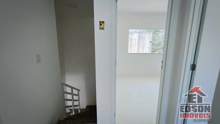 Imagem À venda casa em condomínio com 3 quartos, sendo 1 suíte e 2 demi-suíte