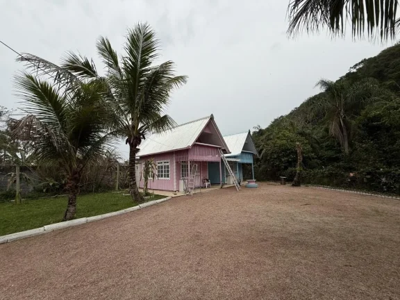 Imagem Chácara com 45.127m² sobre ela está construído uma casa com 3 quartos (1 suíte), piscina e 2 chalés independentes da casa, no bairro Gravatá de Penha - Adriano Carpes Imóveis vende!