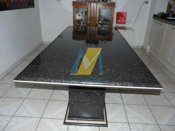 Imagem Descubra o charme atemporal deste sobrado com arquitetura clássica, perfeito para quem valoriza esp...