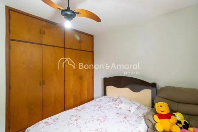Imagem Casa espaçosa disponível para venda, com 5 quartos, incluindo 2 suítes, e 4 banheiros. O imóvel ...