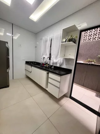 Imagem Lindo sobrado com dois dormitórios condomínio Maracanã - Praia Grande - SP