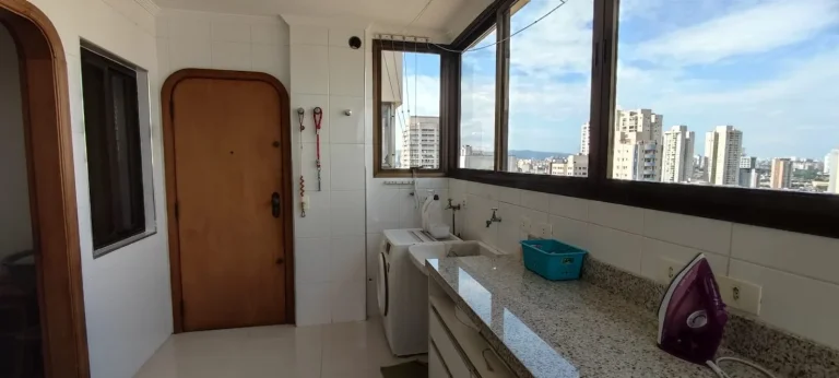 Imagem Cobertura 246M², 3Q, 3 Suítes, Sala bem ventilada, 4 Banheiros, 3 Vagas, Depósito, Churrasqueira, Piscina, Split, Salão de festas, Playground, Jardim.