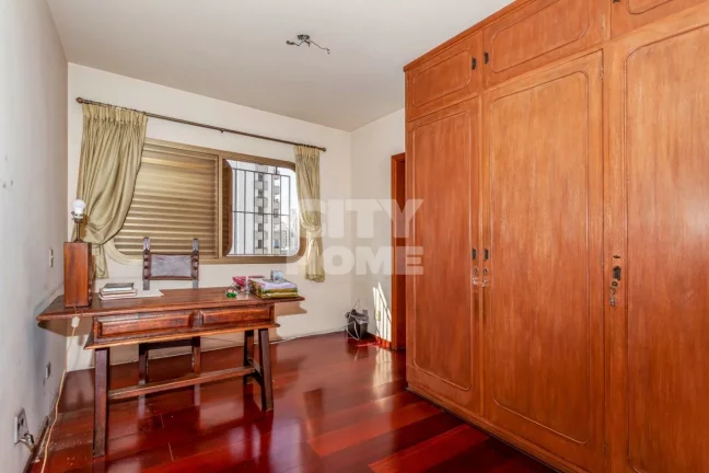 Imagem Ótimo apartamento com 301m² no Campo Belo, um por andar. Amplo living com varanda, home theather, ...