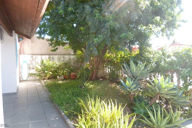 Imagem Casa com edícula a 200m da praia à venda em Peruíbe.