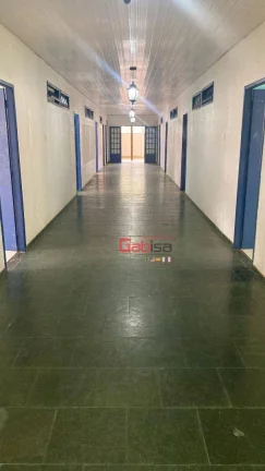 Imagem Espaço Versátil à Venda: Imóvel de 4125 m² com Estrutura de Escola e Quadra na Ferradura
