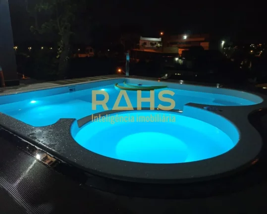 Casa Plana Parcialmente Averbada, aceita financiamento, com 1 suíte e 2 quartos, 2 vagas de garagem...