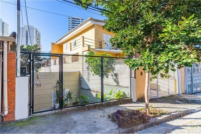 Casa com 171M², 2 quartos sendo 1 suíte, 3 banheiros, sala, quintal e 4 vagas de garagem. Casa ter...