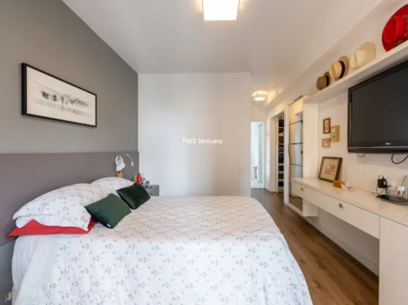Imagem Imperdível oportunidade! Apartamento de 3 quartos com suíte, sala ampla e 3 vagas na garagem em Moema, SP. Confira!