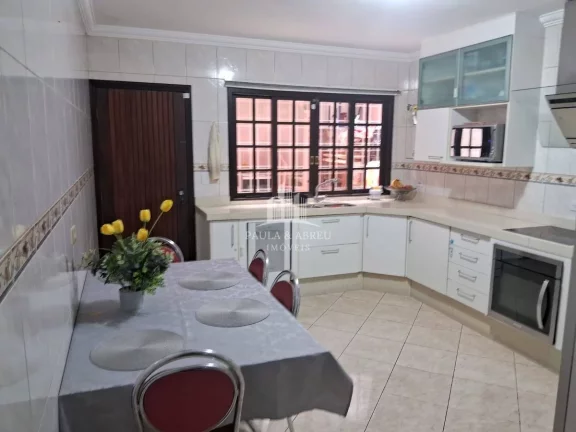 Imagem Sobrade de Alto Padrão 125m², 4 Quartos, 2 Suítes, 2 Vagas, 4 Banheiros, Área de Lazer com Churrasqueira e fogão a lenha no Parque São Vicente, Mauá-SP