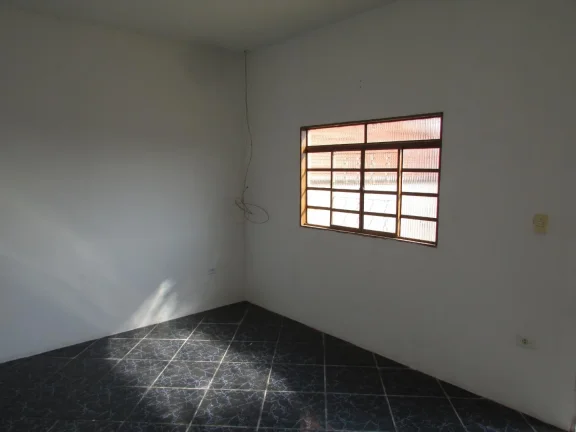 Imagem Encantadora casa de rua disponível para venda, localizada em um bairro tranquilo e de fácil acesso...