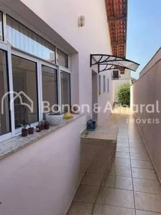 Imagem .Casa conta com sala de estar; sala de jantar com cozinha integrada; despensa; área de serviço; um...