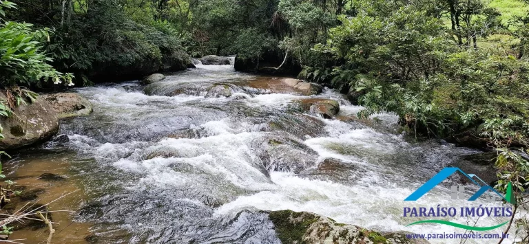Imagem Mergulhe na Serenidade da Serra da Mantiqueira: Terreno com Cachoeira