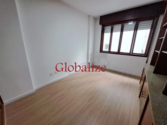 Imagem Apartamento à venda com 109m², 3 quartos, 2 banheiros, elevador, 1 quadra da praia por R$590.000,00 no Boqueirão em Santos