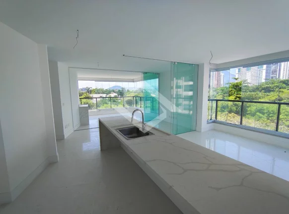 Imagem Apartamento de 4 Quartos na Barra da Tijuca perto do Posto 6 com 147 m²