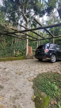 Imagem Imóvel à Venda na Praia do Rosa: Casa com Vista para o Vale, 4 Quartos, 770m² de Terreno!