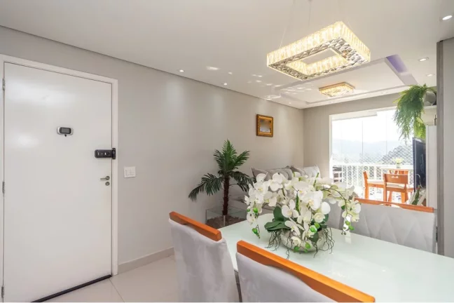 Imagem Apartamento reformado 2 Dormitórios, sendo 1 suite, sacada e vaga.