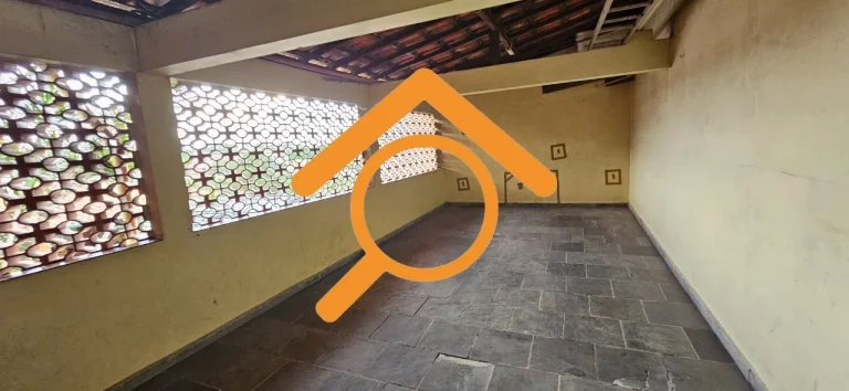 Imagem Casa Comercial para Locação em Interlagos, São Paulo - 2 Quartos, 1 Sala, 2 Banheiros, 4 Vagas de Garagem - 175m²