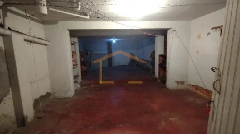Imagem Casa antiga 2 dormitórios, 1 banheiro, 
1 vaga de garagem e cômodos amplos. Imóvel precisa de ref...