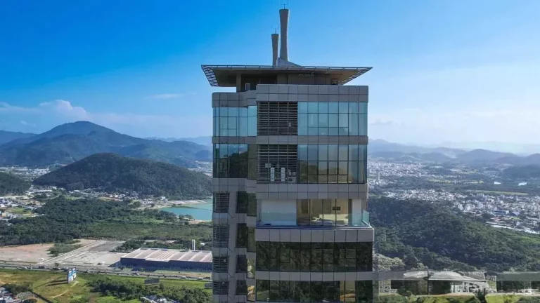 Imagem Cobertura Quadriplex com 8 suítes e 10 vagas de garagem na Barra Sul em Balneário Camboriú