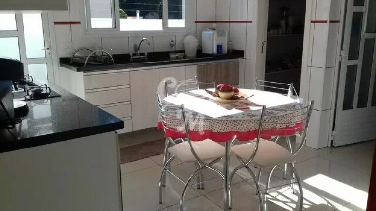 Imagem Casa com ótimo acabamento e decoração.