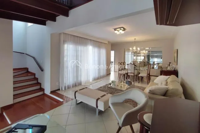 Imagem Localizada em Campinas, esta casa em condomínio oferece uma experiência única de conforto e conve...