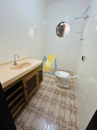 Imagem Casa térrea ampla com quintal gramado em localização estratégica.