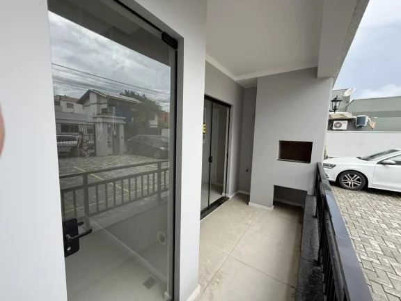 Imagem 02 Suítes, térreo com excelente padrão de acabamento e perto da Praia, esse apartamento em Gravatá, Navegantes. Adriano Carpes Imóveis Vende