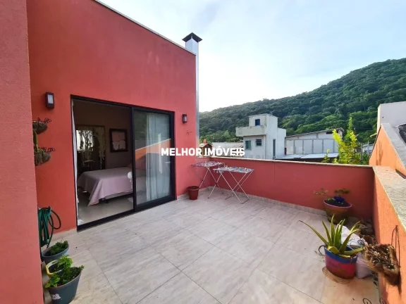 Imagem Casa Duplex á venda com 4 dormitórios localizada na praia Mariscal em Bombinhas.