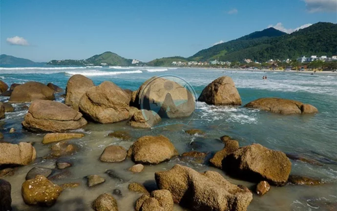 Imagem Casa em Condomínio à Venda em Ubatuba-SP, Praia Grande: 1 Quarto, 1 Suíte, 1 Sala, 1 Banheiro, 70m² de Área!