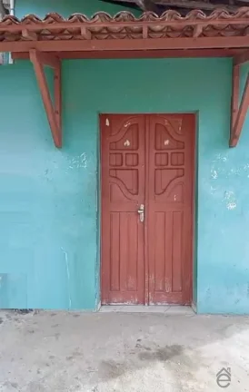 Imagem Casa de esquina, no centro de de Mar Vermelho, 51m2, 2/4, com garagem