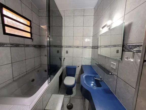 Imagem VICENTE DE CARVALHO- CASA TOTALMENTE REFORMADA , RICA EM ARMÁRIOS , GARAGEM PARA 04 AUTOS.