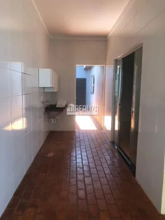 Imagem Casa à venda no bairro Vila Elza, em Aramina: 3 dormitórios, suíte, churrasqueira e garagem
